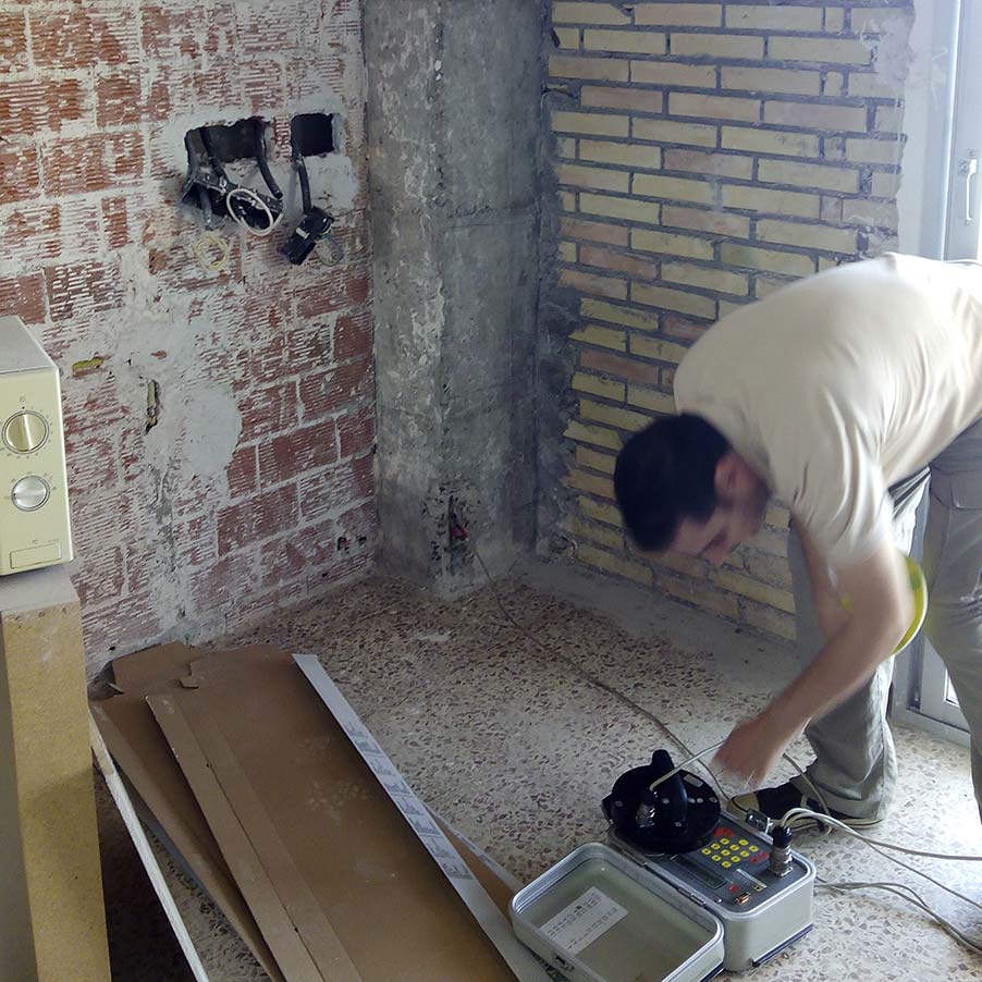 Estudio realizado in situ, mediante corrosímetro, para determinar la velocidad y potencial de corrosión del acero y la resistividad del hormigón, en los pilares y forjado de una vivienda ubicada en Arenales del Sol, un entorno muy agresivo por su proximidad al mar.