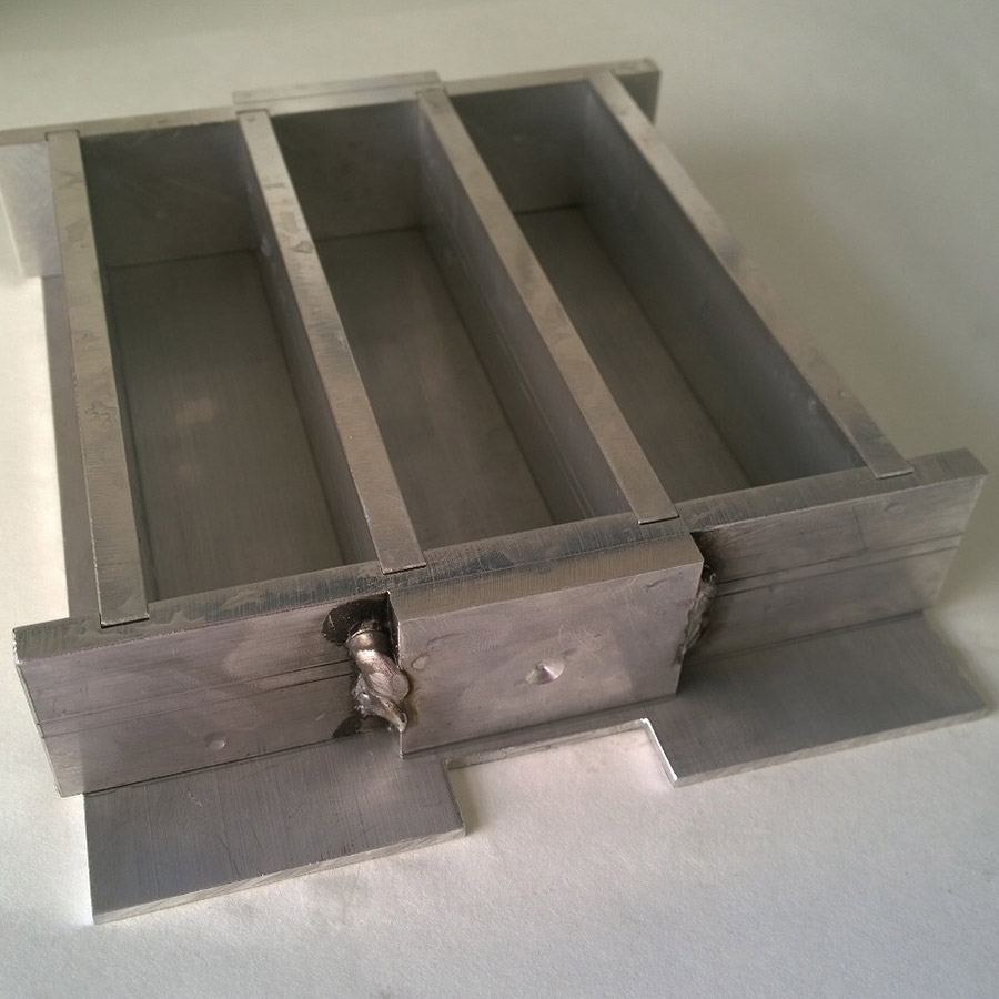 Adaptación de diversas técnicas y métodos de ensayo para el estudio de degradación del aluminio en su uso como elemento de encofrado, así como la posibilidad de aplicar productos protectores o pasivantes de las reacciones químicas que se puedan producir en el aluminio por ag corrosion